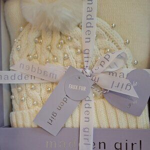Woman's Hat and Scarf Gift Set